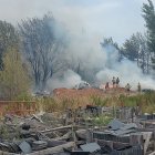 Efectivos terrestres sofocando el fuego cerca de Villafranca del Bierzo.