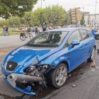 El vehículo que ha chocado contra el semáforo en la Plaza Colón de Valladolid.