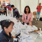 La alcaldesa, Alicia Gallego, en el reparto de las raciones.