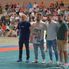 Homenaje a Guillermo González, luchador de Valdeón, antes de iniciarse los semipesados.