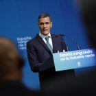 El presidente del Gobierno, Pedro Sánchez, pronuncia un discurso durante la clausura del acto ‘España, vanguardia de la industria verde’, en el que se hará oficial la adhesión de España a la alianza que impulsa el Foro Económico Mundial para descarbonizar sectores como la aviación y el transporte marítimo y por carretera, este lunes en Madrid. EFE/ Daniel González.