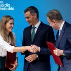 Sánchez, la ministra Aagesen y el presidente del Foro Económico Mundial, ayer.