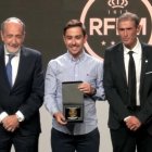 Dani Fidalgo, en el centro, con el galardón entregado por la Federación Madrileña de Fútbol.