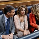 (I-D) El presidente del Gobierno, Pedro Sánchez; la vicepresidenta primera y ministra de Hacienda, María Jesús Montero y la vicepresidenta segunda y ministra de Trabajo, Yolanda Díaz, durante un pleno en el Congreso de los Diputados, a 10 de septiembre de.