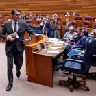 El consejero de Medio Ambiente, Vivienda y Ordenación del Territorio la Junta de Castilla y León Juan Carlos Suárez-Quiñones en el Pleno de las Cortes