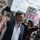 Unas personas se manifiestan en contra de Begoña Gómez, mujer del presidente del Gobierno, frente a los juzgados de Plaza de Castilla en Madrid este miércoles.