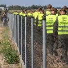 Los servicios de Emergencia polacos en el lugar donde se estrelló un dron ruso.