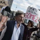Un grupo de personas se manifiestan en contra de Begoña Gómez en Plaza de Castilla.