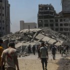 Palestinos inspeccionan los daños tras un ataque aéreo israelí en la ciudad de Gaza.