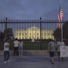 Bandera a media asta por el asesinato del activista Charlie Kirk.