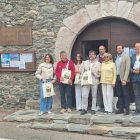 Miembros de la Comisión a las puertas de La Casona.