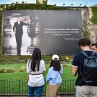 Personas posan ante el mural conmemorativo de Armani tras su muerte.