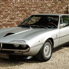 De las «cejas» sobre los faros delanteros a las «branquias» en el pilar zaguero, todo respira deportividad en el perfilado Alfa Montreal… por petición popular.