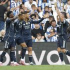 -Los jugadores del Real Madrid celebran el gol de Arda Guler, durante el partido de la jornada 4 de La Liga EA Sports este sábado en el estadio Municipal de Anoeta en San Sebastián.- EFE/ Javier Etxezarreta.