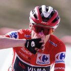 ROBLEDO DE CHAVELA (MADRID), 13/09/2025.- El danés Jonas Vingegaard (Visma Lease a Bike) (I) se impone en la vigésima y penúltima etapa de la Vuelta a España disputada este sábado entre las localidades madrileñas de Robledo de Chabela y el Puerto de Navacerrada con un recorrido de 165.6 km. EFE/ Javier Lizón