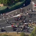 Un grupo de manifestantes intenta cortar el paso de los corredores en la Vuelta, el 13 de septiembre de 2025.