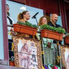 Ester Muñoz, con la alcaldesa, en el balcón del Ayuntamiento.