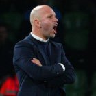 José Alberto se dirige a sus futbolistas.