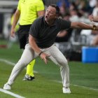 Raúl Llona corrige a sus jugadores.