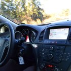 Un conductor maneja su automóvil.