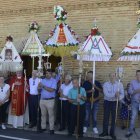 El obispo de León, junto a los vecinos y vecinas de Grajalejo, posan frente a la ermita.
