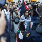 Los manifestantes propalestinos cortan el recorrido de los ciclistas en el Paseo del Prado, este domingo, durante la última etapa de la Vuelta a España.