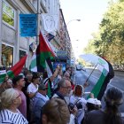 Personas con banderas de Palestina en las inmediaciones de Atocha, antes de pasar la etapa 21 de la Vuelta Ciclista a España, a 14 de septiembre de 2025, en Madrid (España). 