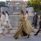 Madrid es Moda arrancó con un desfile en la plaza de Oriente.