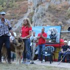 'Compromiso', el mejor mastín ganadero con su pastor, Manuel Morán, y la vicepresidenta de la Diputación