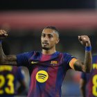 BARCELONA, 14/09/2025.-El delantero del Barcelona Raphinha, celebra su gol contra el Valencia, durante el partido de la jornada 4 de LaLiga EA Sports, que disputan Barcelona y Valencia en el estadi Johan Cruyff en Barcelona.-EFE/ Alejandro García