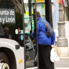 Un usuario se suba al autobús en León estos días.