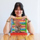 Raquel Villacampa Gutiérrez con un ábaco durante la entrevista.