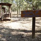 Los juegos infantiles pisan hojarasca.  Al merendero le falta el 'mantel' verde.  El mobiliario no se repone.