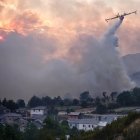Un hidroavión trata de apagar el fuego, a 21 de agosto de 2025, en Anllarinos del Sil, León.