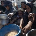 Imagen de una de las colas del hambre en Gaza.