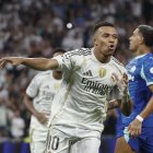 Mbappé vuelve a salvar al Real Madrid con dos goles de penalti en el estreno en Champions.