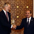 El Rey Felipe VI y el presidente de Egipto, Abdelfatá al Sisi, durante su encuentro en el Palacio de Heliópolis, en El Cairo.