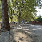 La concejala Lidia Coca con un técnico en la zona.