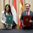 El ministro de Asuntos Exteriores, Unión Europea y Cooperación, José Manuel Albares, y la ministra de Planificación, Desarrollo Económico y Cooperación Internacional de Egipto, Rania al Mashat, tras la firma de la Alianza para el Desarrollo Sostenible.