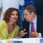La vicepresidenta del Gobierno y ministra de Hacienda, María Jesús Montero, y el ministro de Agricultura, Luis Planas, durante un desayuno informativo de Fórum Europa.
