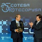 Mañueco entrega un galardón a el presidente de Grupo Tecopy, José Ramón Jiménez, ayer, por el 25 aniversario.