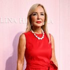 Carmen Lomana, con un vestido rojo de tafetán con lazada, en el histórico desfile de Carolina Herrera celebrado en la Plaza Mayor de Madrid.