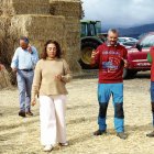 María González Corral, con agricultores y ganaderos en La Chana de Somoza.