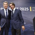 El presidente del PP, Alberto Núñez Feijóo acompañado por José María Aznar.