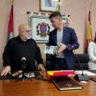 Manuel Sierra recibe el reconocimiento de manos de Mario Rivas