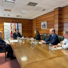 El consejero de Medio Ambiente, Vivienda y Ordenación del Territorio, Juan Carlos Suárez-Quiñones, mantiene una reunión con la CEO de Ecoembes, Rosa Trigo,.