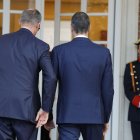 El presidente del Gobierno, Pedro Sánchez (d), recibe este jueves al canciller de Alemania, Friedrich Merz, en el Palacio de la Moncloa.