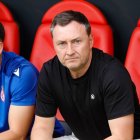 Raúl Llona sigue el partido desde el banquillo.