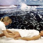 Una cliente disfruta de un masaje.