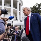 Trump habla con los periodistas en los jardines de la Casa Blanca.